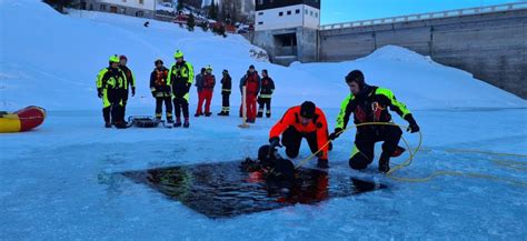 Lo schianto e il tuffo nel lago ghiacciato, il pianto straziante di ...